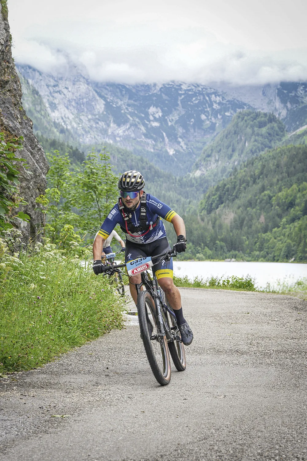 Rennradfahrer am See im Salzburger Umland