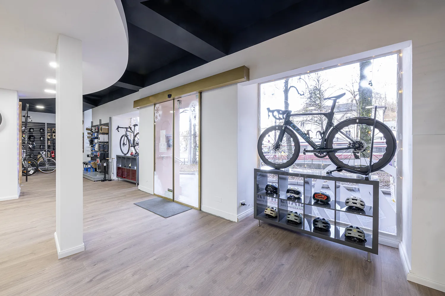 Martino Cycling am Hildmannplatz — Blick durch die Schaufensterfront