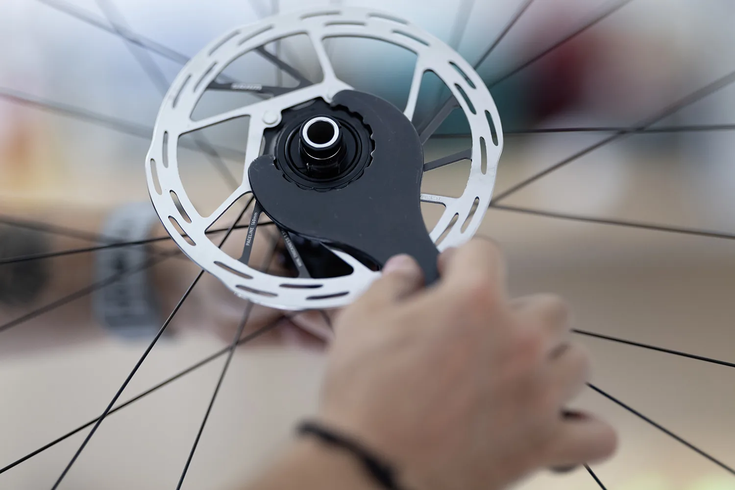Scheibenbremse am Rennrad wird justiert