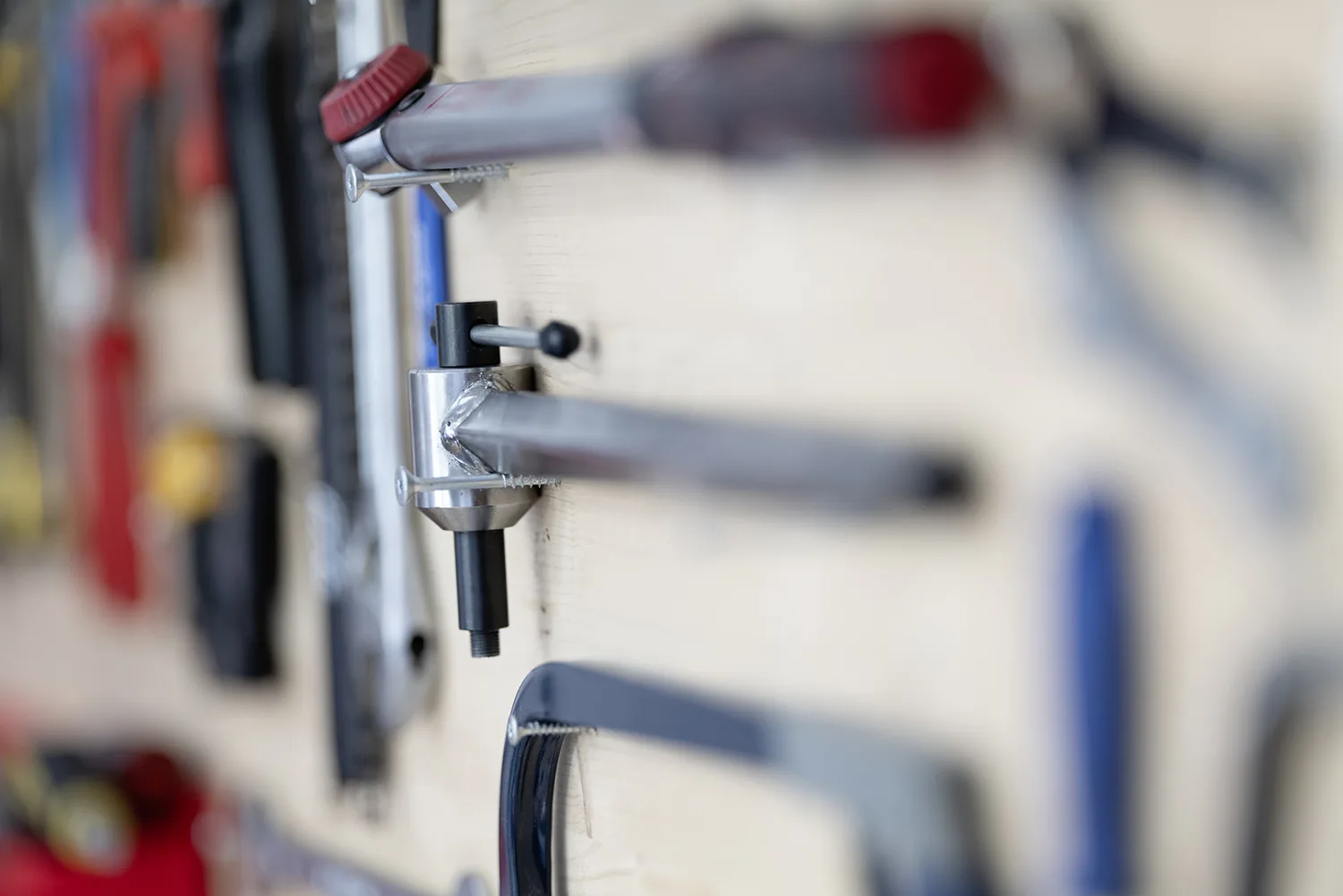 Werkzeugwand in der Fahrradwerkstatt von Martino Cycling