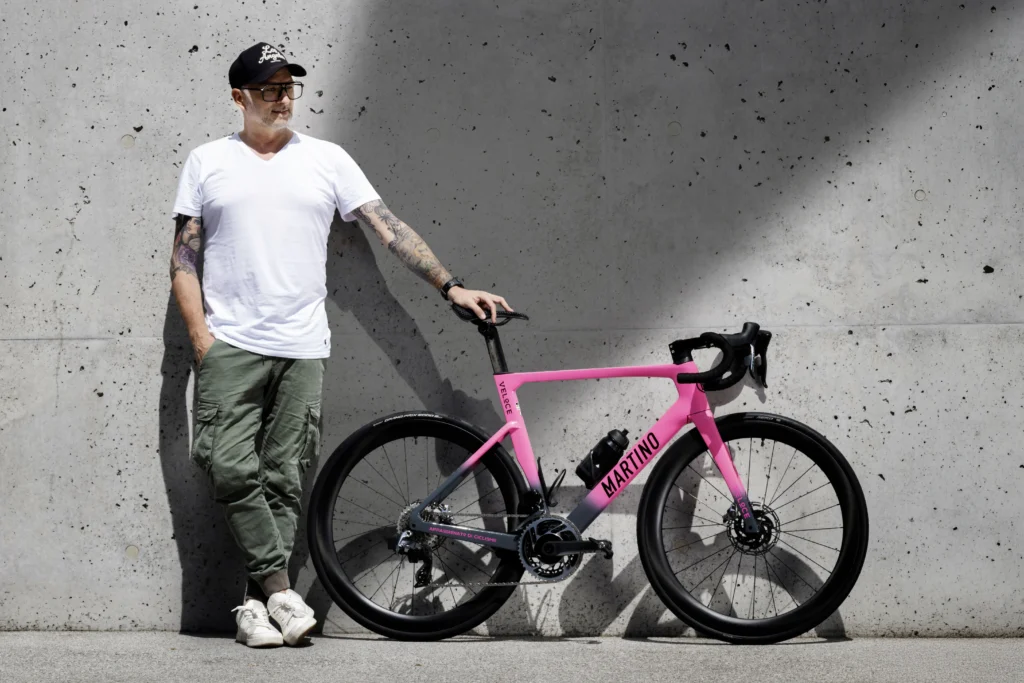 Michael Preschl neben einem Martino Veloce Custom-Rennrad in Pink